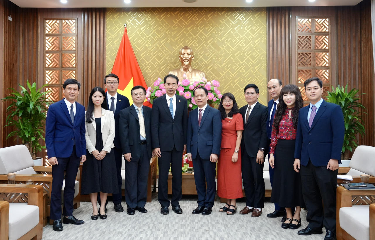 Bộ trưởng Ho&agrave;ng Thanh T&ugrave;ng chụp ảnh lưu niệm c&ugrave;ng đo&agrave;n c&ocirc;ng t&aacute;c của Đại sứ H&agrave; Vĩ.