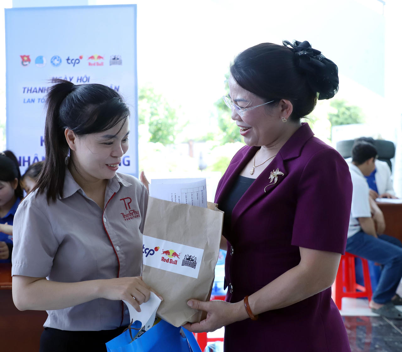 Ban tổ chức trao qu&agrave; tặng cho thanh ni&ecirc;n c&ocirc;ng nh&acirc;n&nbsp; (Ảnh: Đức Hải)