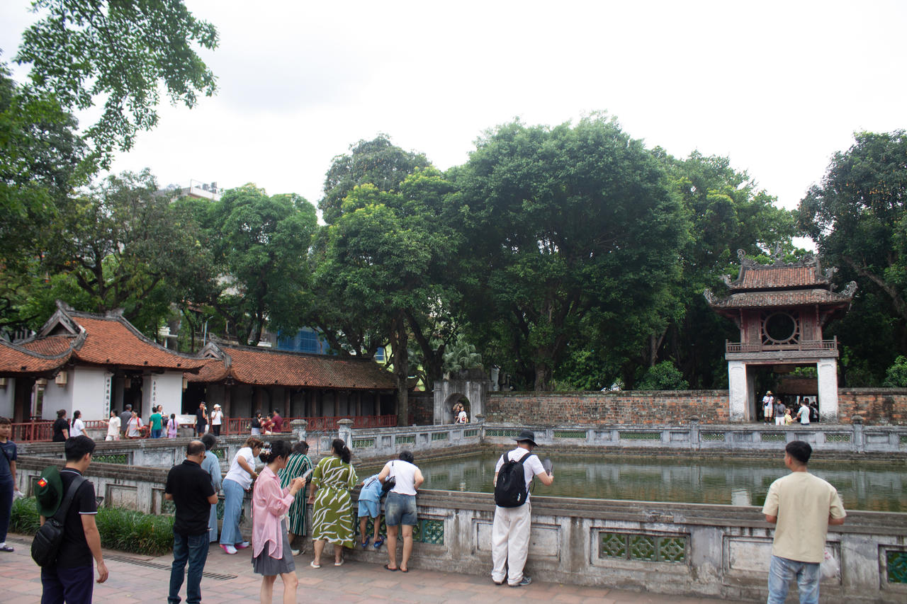 Văn Miếu - Quốc Tử Gi&aacute;m với nhiều di t&iacute;ch, tư liệu gắn với truyền thống hiếu học người Việt.