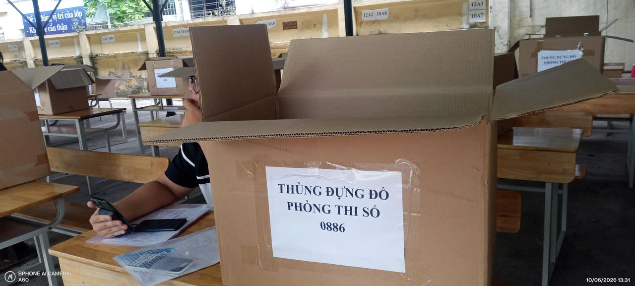 C&aacute;c th&ugrave;ng gửi đồ của th&iacute; sinh được l&agrave;m chặt chẽ, cẩn thận. (Ảnh: Nguyệt Thương)