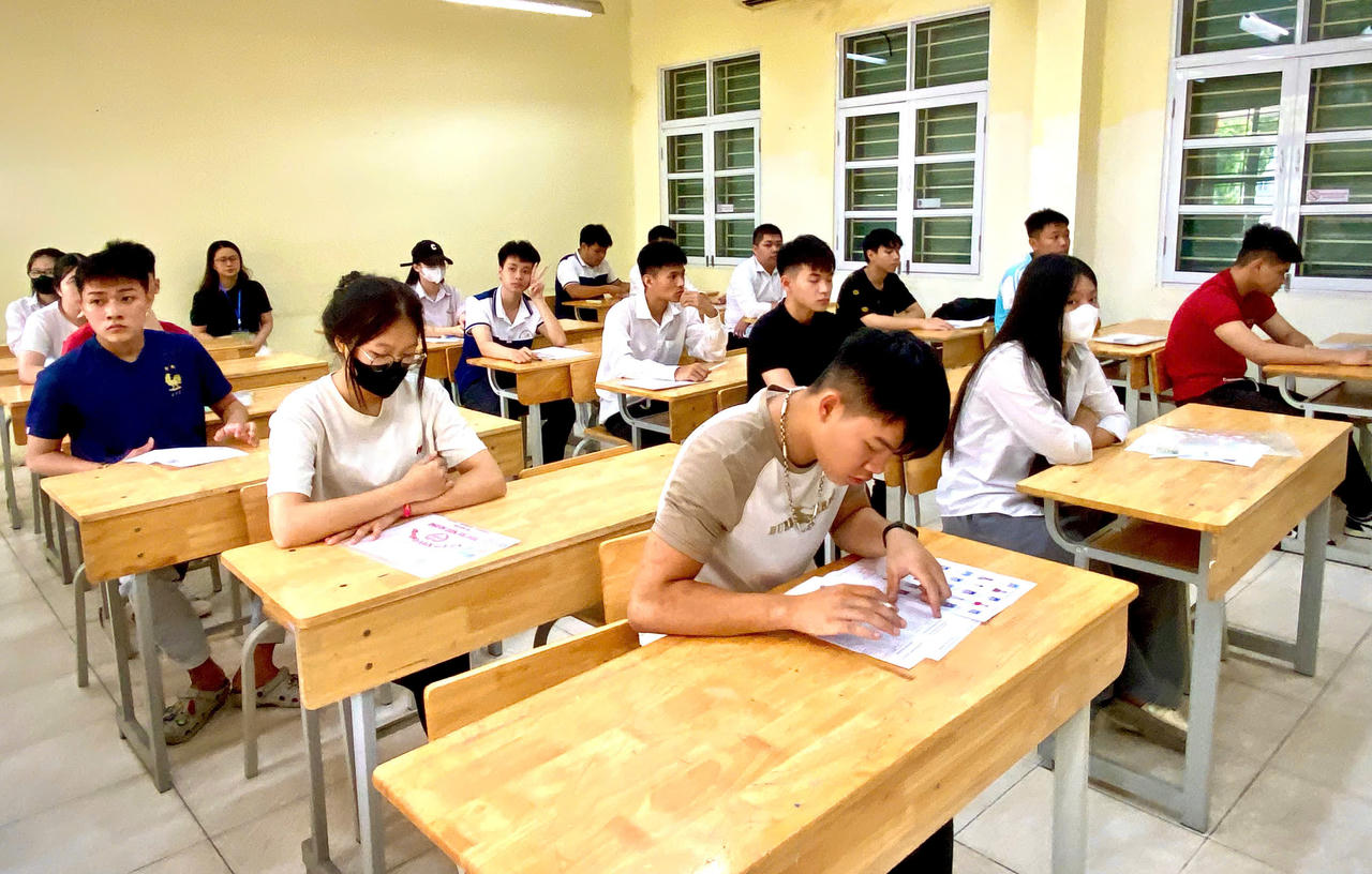 Trước kỳ thi, c&aacute;c phụ huynh lu&ocirc;n d&agrave;nh sự quan t&acirc;m đặc biệt cho con em của m&igrave;nh. (Ảnh: PV)
