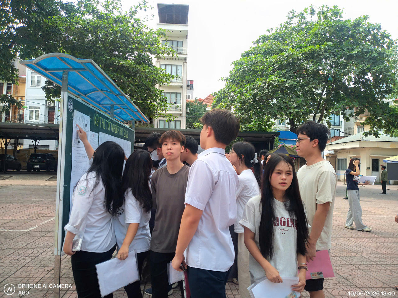 C&aacute;c th&iacute; sinh đang đứng xem số b&aacute;o danh, ph&ograve;ng thi tại điểm thi THPT Y&ecirc;n H&ograve;a (H&agrave; Nội). (Ảnh: Nguyệt Thương)
