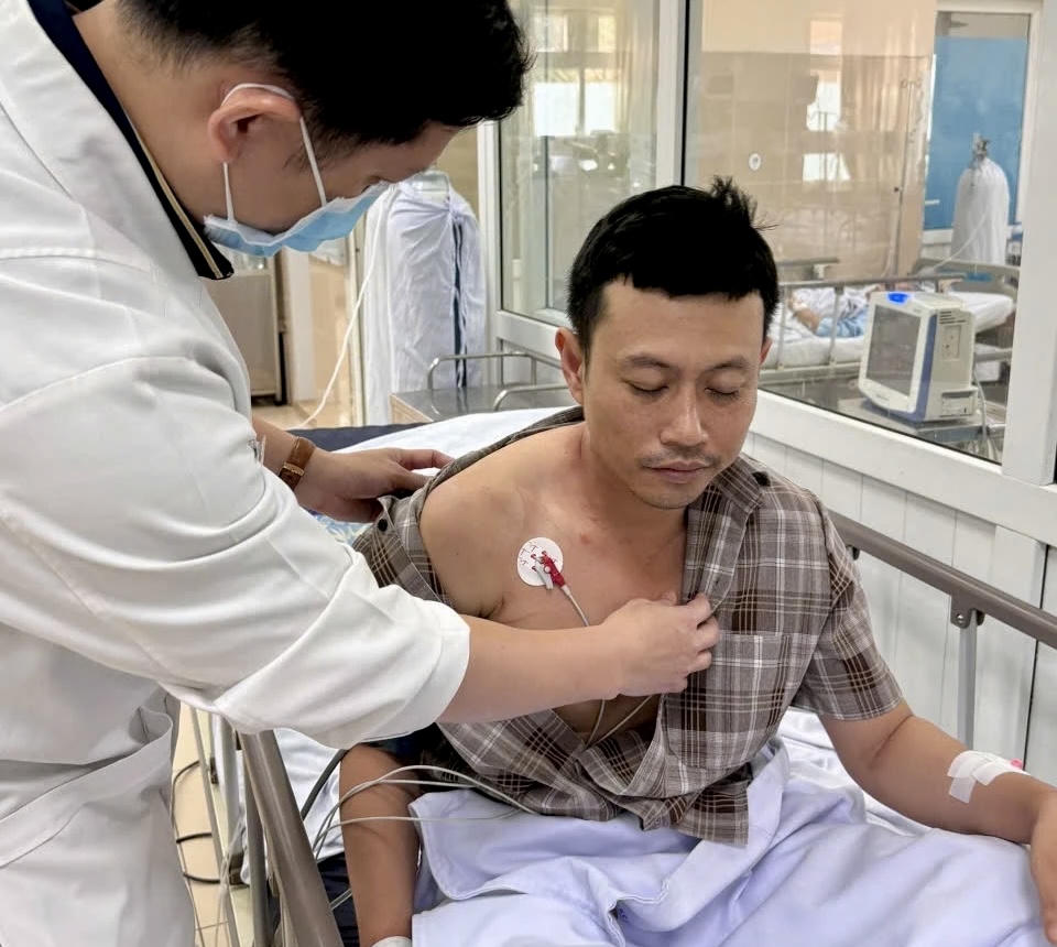 B&aacute;c sĩ tiến h&agrave;nh thăm kh&aacute;m bệnh nh&acirc;n.
