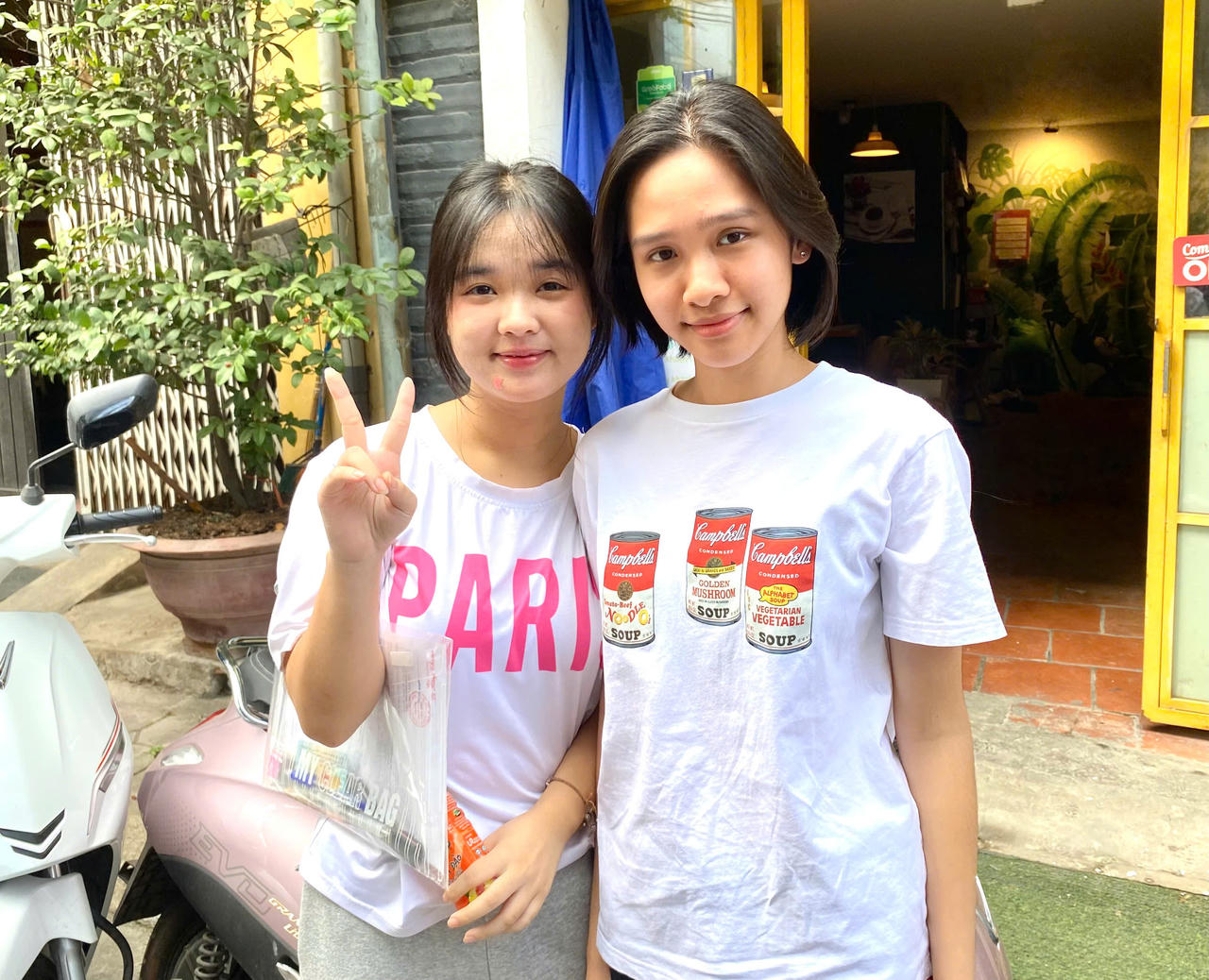 Em Nguyễn H&agrave; An (b&ecirc;n tr&aacute;i) kh&ocirc;ng cảm thấy qu&aacute; căng thẳng trước kỳ thi. (Ảnh: PV)