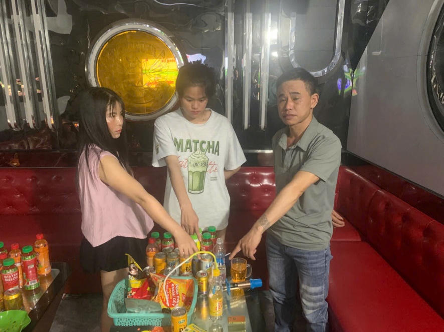 &nbsp;19h ng&agrave;y 1/6, C&ocirc;ng an x&atilde; Lạc Đạo ph&aacute;t hiện, bắt giữ 3 đối tượng đang tổ chức sử dụng tr&aacute;i ph&eacute;p chất ma t&uacute;y tại một qu&aacute;n karaoke tr&ecirc;n địa b&agrave;n