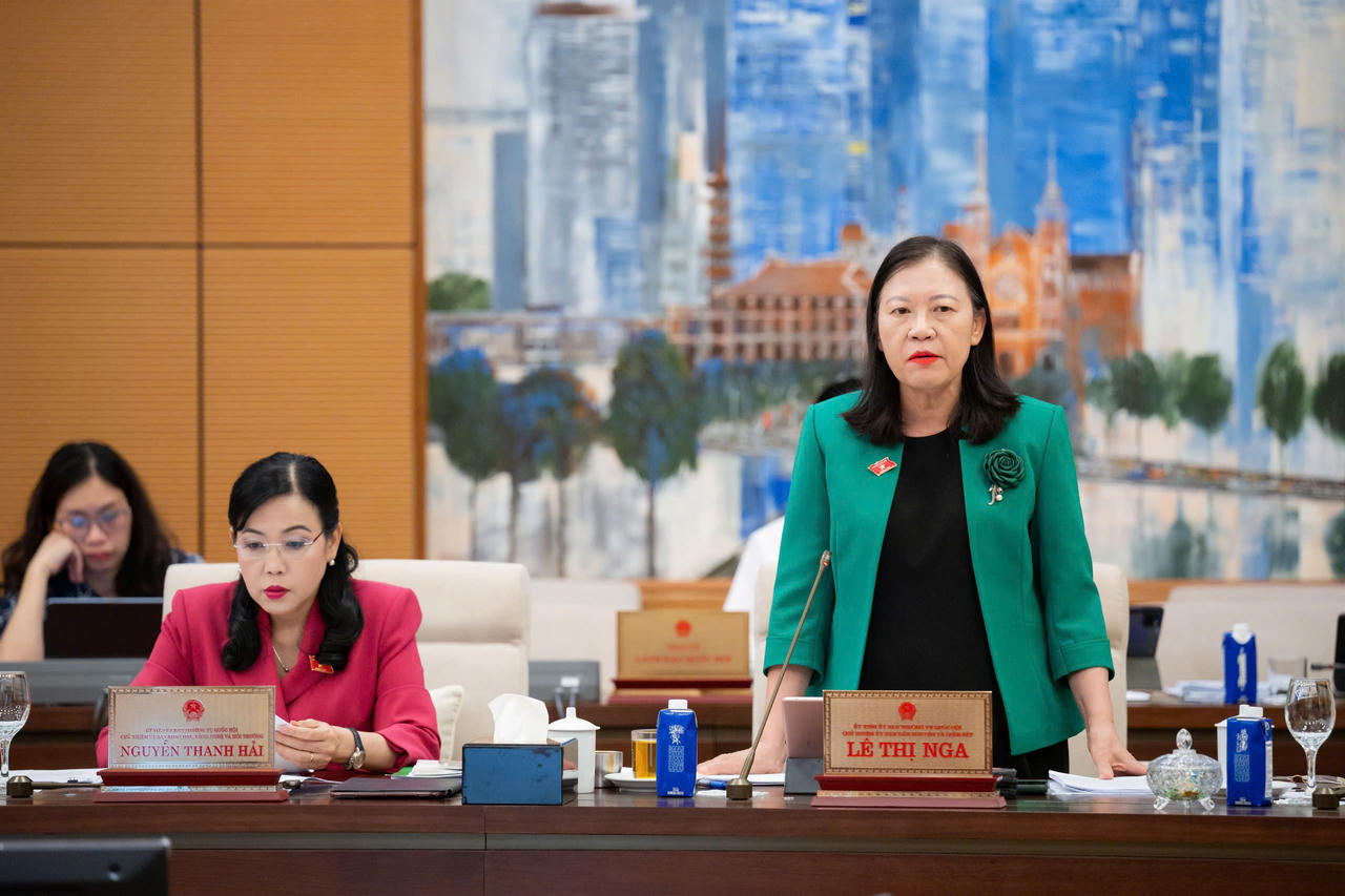 Chủ nhiệm Ủy ban D&acirc;n nguyện v&agrave; Gi&aacute;m s&aacute;t L&ecirc; Thị Nga tr&igrave;nh b&agrave;y B&aacute;o c&aacute;o.
