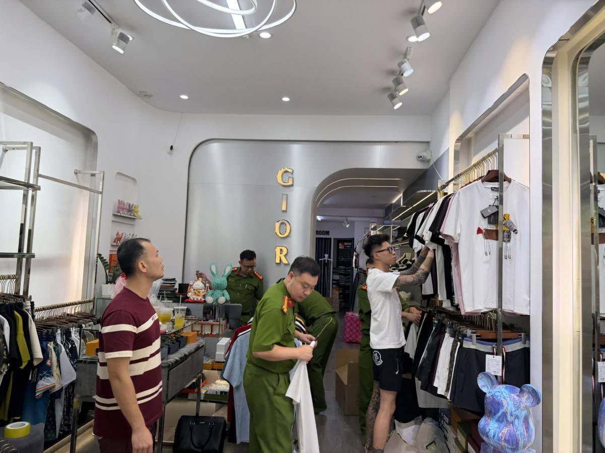 Lực lượng chức năng kiểm tra Hộ kinh doanh GIOR tại số 61 đường Ng&ocirc; Quyền, phường Vĩnh Ph&uacute;c, tỉnh Ph&uacute; Thọ. Ảnh C&ocirc;ng an tỉnh Ph&uacute; Thọ.