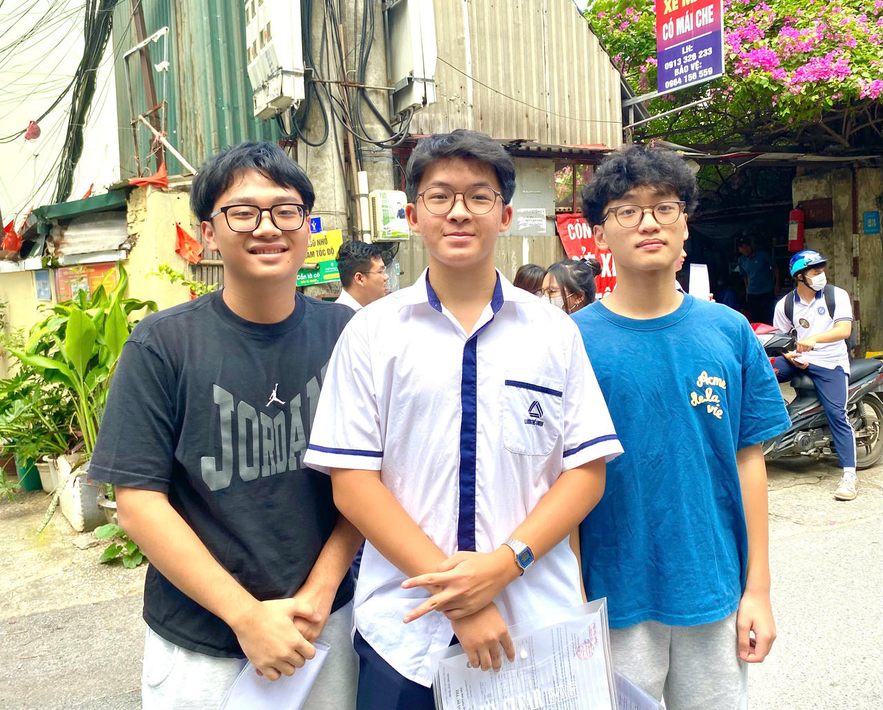 Em Nguyễn Hữu Tuấn Anh, học sinh Trường THCS &ndash; THPT Lương Thế Vinh (đứng ch&iacute;nh giữa) đ&atilde; sẵn s&agrave;ng bước v&agrave;o kỳ thi tốt nghiệp THPT 2026. (Ảnh: PV)