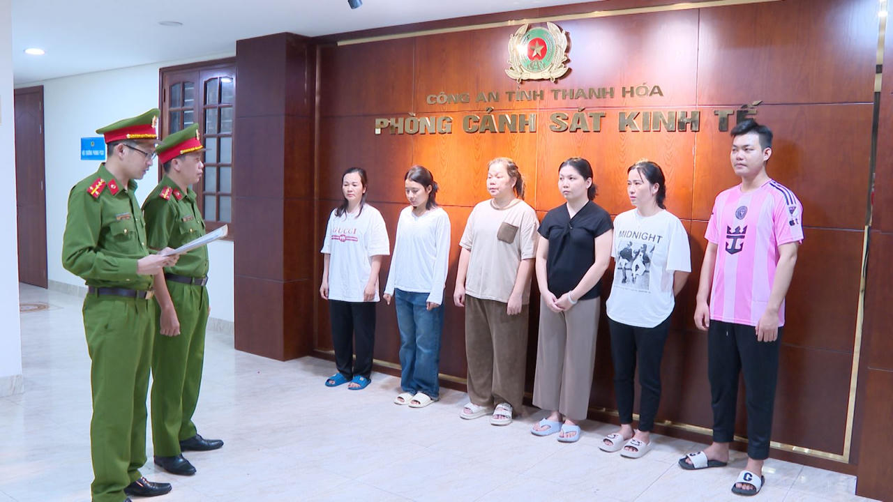 Cơ quan CSĐT C&ocirc;ng an tỉnh Thanh H&oacute;a thi h&agrave;nh Quyết định khởi tố vụ &aacute;n, khởi tố bị can về tội 'Bu&ocirc;n lậu'.