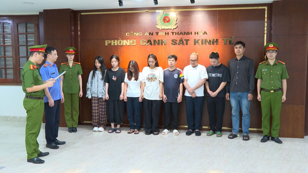 Cơ quan CSĐT C&ocirc;ng an tỉnh Thanh H&oacute;a thi h&agrave;nh Quyết định khởi tố vụ &aacute;n, khởi tố bị can về tội 'Bu&ocirc;n lậu' v&agrave; 'X&acirc;m phạm quyền sở hữu c&ocirc;ng nghiệp'.