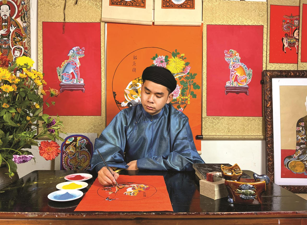 Họa sĩ trẻ Nam Chi - người đam m&ecirc; &ldquo;giữ lửa&rdquo; tranh d&acirc;n gian truyền thống. (Ảnh: PV)