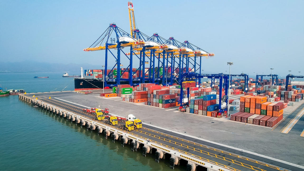 Năm 2025 kim ngạch xuất nhập khẩu Việt Nam đ&atilde; đạt hơn 920 tỷ USD