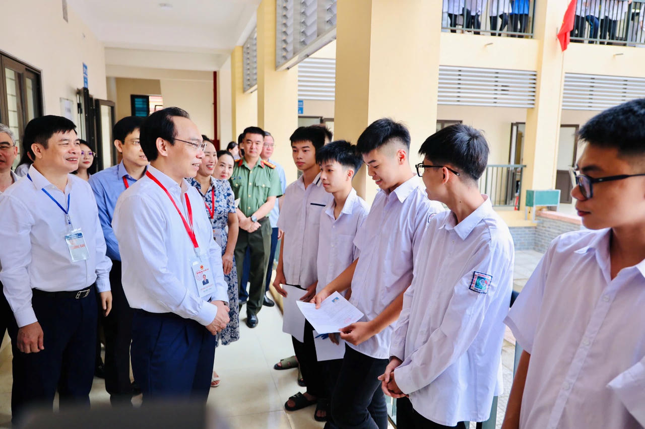 Bộ trưởng tr&ograve; chuyện với th&iacute; sinh trước giờ thi m&ocirc;n Ngữ Văn tại điểm thi Trường THPT Kim Động, tỉnh Hưng Y&ecirc;n. (Ảnh: MOET)