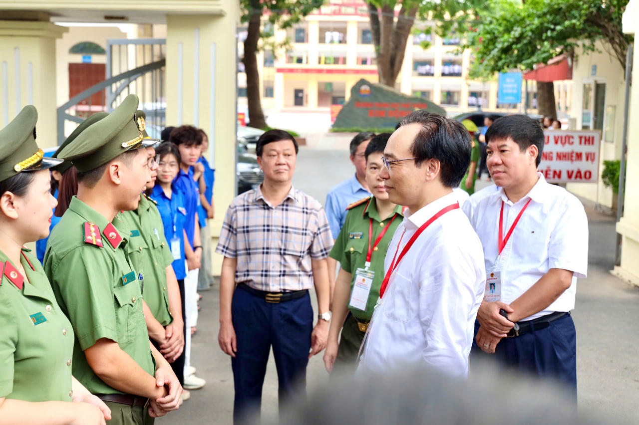 Bộ trưởng Ho&agrave;ng Minh Sơn trao đổi với lực lượng an ninh tại điểm thi Trường THPT Kim Động, tỉnh Hưng Y&ecirc;n. (Ảnh: MOET)