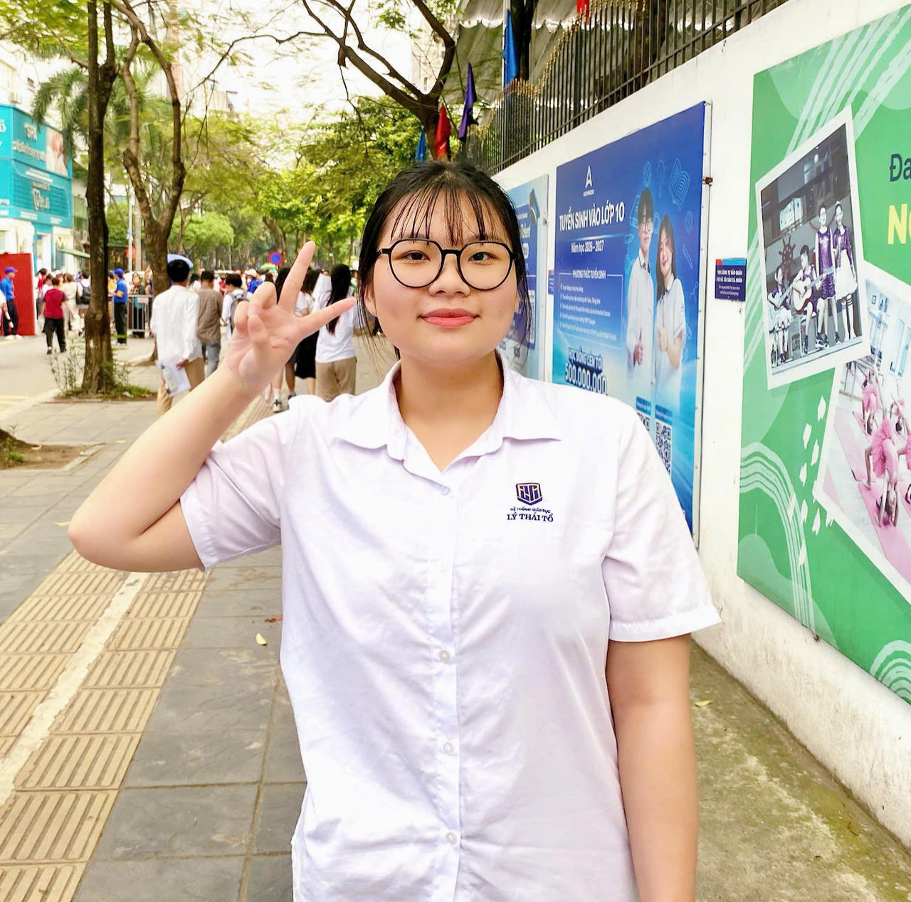 Em Lưu Kh&aacute;nh Vy, học sinh Trường THPT L&yacute; Th&aacute;i Tổ, cho biết đề thi năm nay kh&aacute; vừa sức v&agrave; dễ tiếp cận hơn so với nhiều đề thi thử m&agrave; em từng l&agrave;m trong qu&aacute; tr&igrave;nh &ocirc;n tập. (Ảnh: PV)