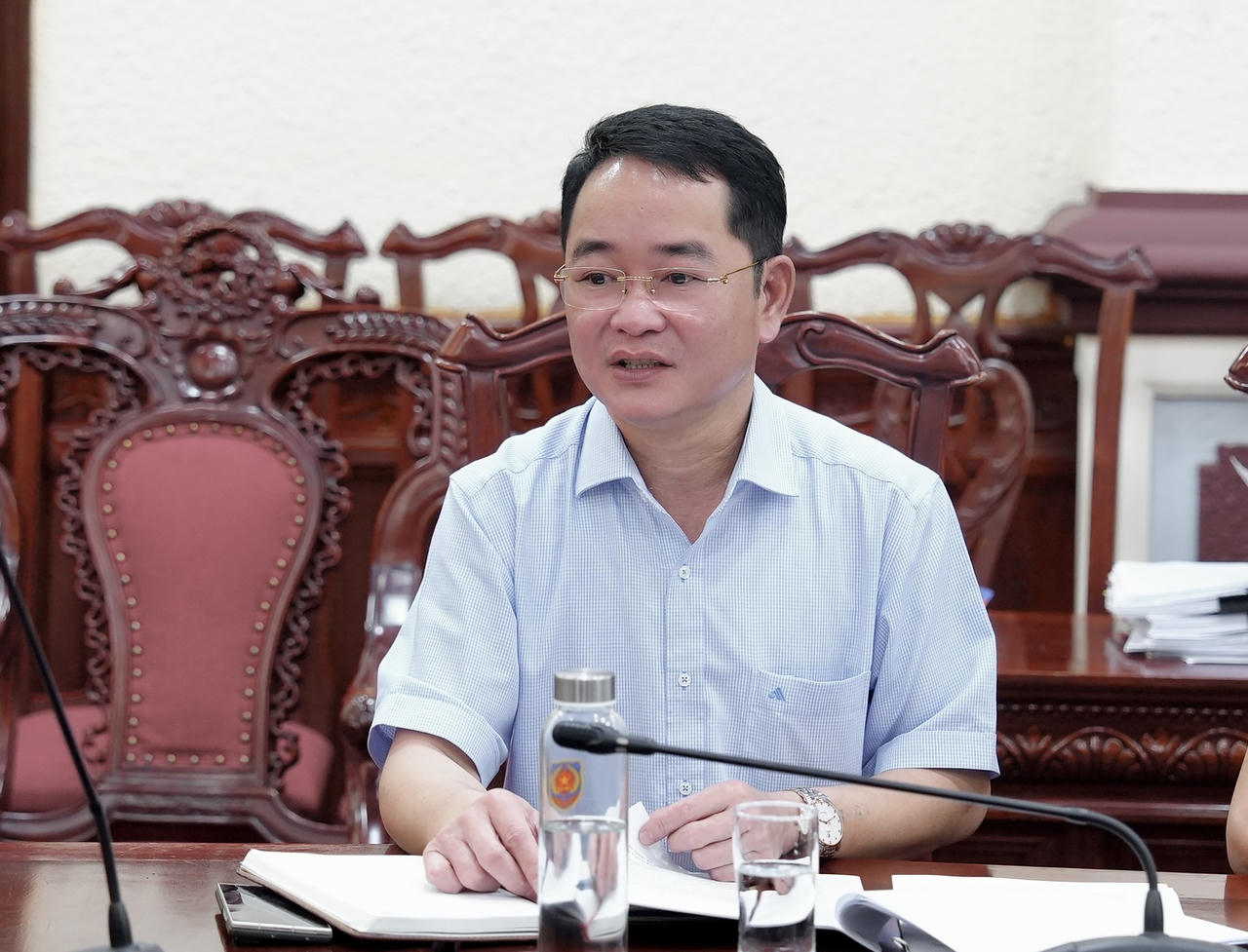 Tổng Bi&ecirc;n tập B&aacute;o PLVN Vũ Ho&agrave;i Nam ph&aacute;t biểu tại buổi l&agrave;m việc.