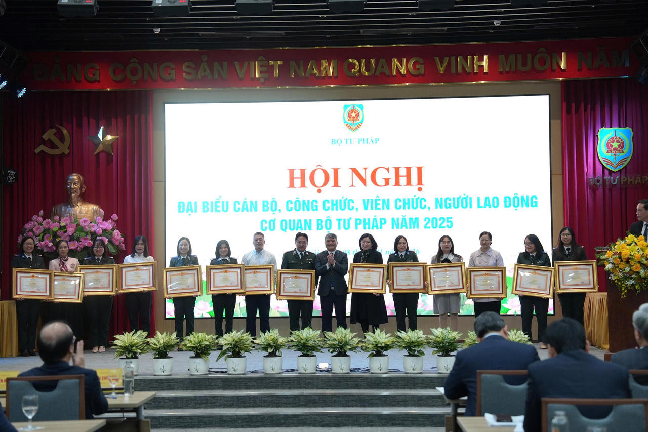 Thứ trưởng Nguyễn Thanh T&uacute; trao tặng Bằng khen của Thủ tướng Ch&iacute;nh phủ tại Hội nghị đại biểu c&aacute;n bộ, c&ocirc;ng chức, vi&ecirc;n chức, người lao động cơ quan Bộ Tư ph&aacute;p năm 2025, ng&agrave;y 8/1/2026