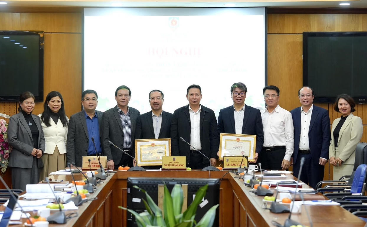 Thứ trưởng Nguyễn Thanh Ngọc trao Bằng khen của Bộ trưởng Bộ Tư ph&aacute;p cho c&aacute;c tập thể xuất sắc tại Hội nghị Tổng kết c&ocirc;ng t&aacute;c thi đua khen thưởng năm 2025 v&agrave; k&yacute; giao ước thi đua năm 2026 của Cụm thi đua số III - Bộ Tư ph&aacute;p, chiều 29/1/2026.