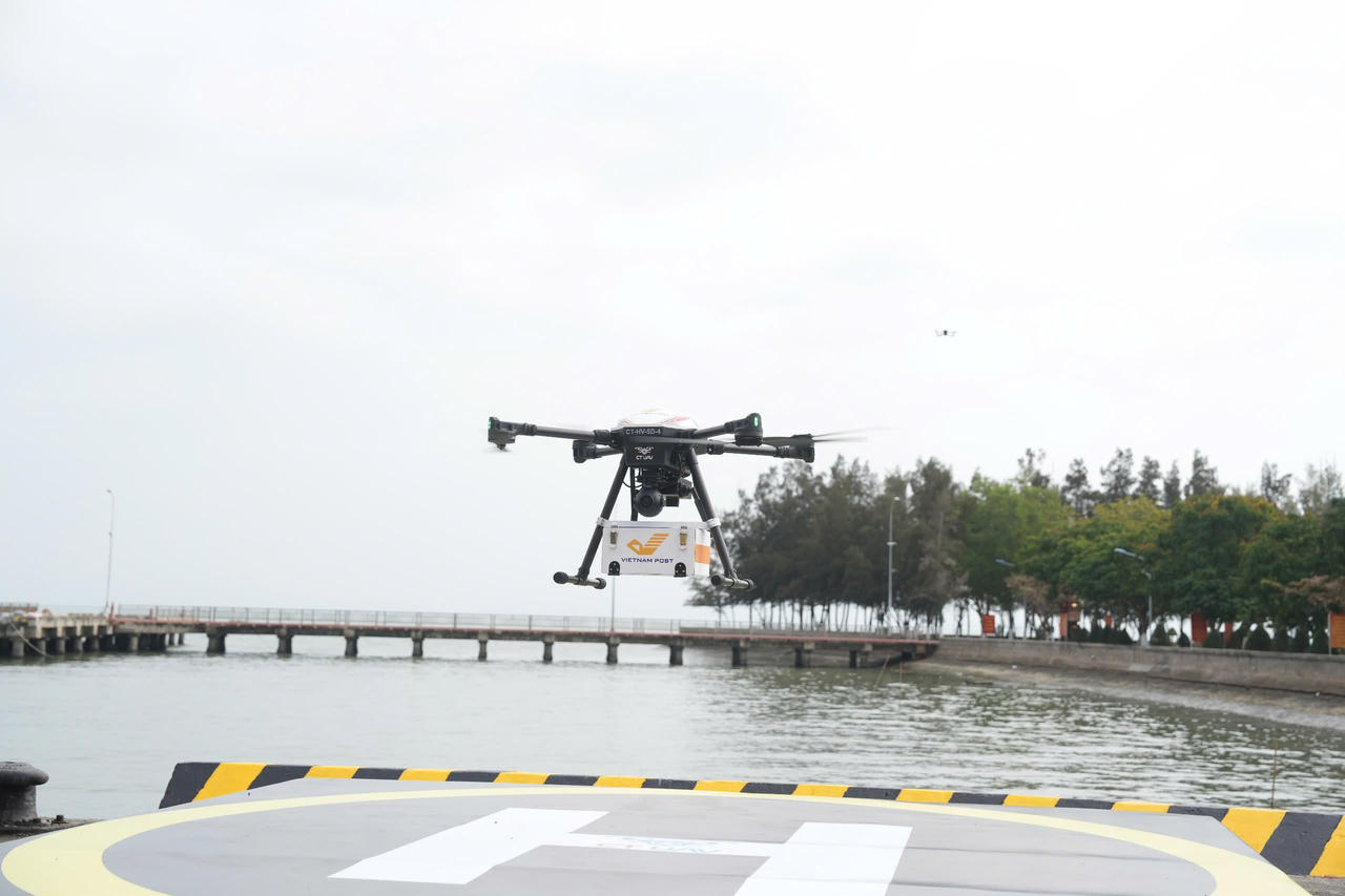 UAV_4 vận chuyển h&agrave;ng h&oacute;a. (Ảnh: MST)