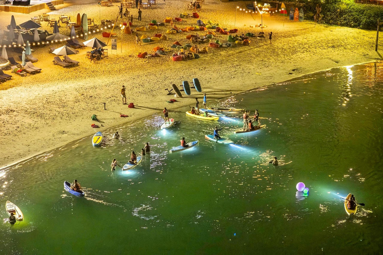 Kh&ocirc;ng gian biển đ&ecirc;m Nha Trang thu h&uacute;t đ&ocirc;ng đảo du kh&aacute;ch đến trải nghiệm.