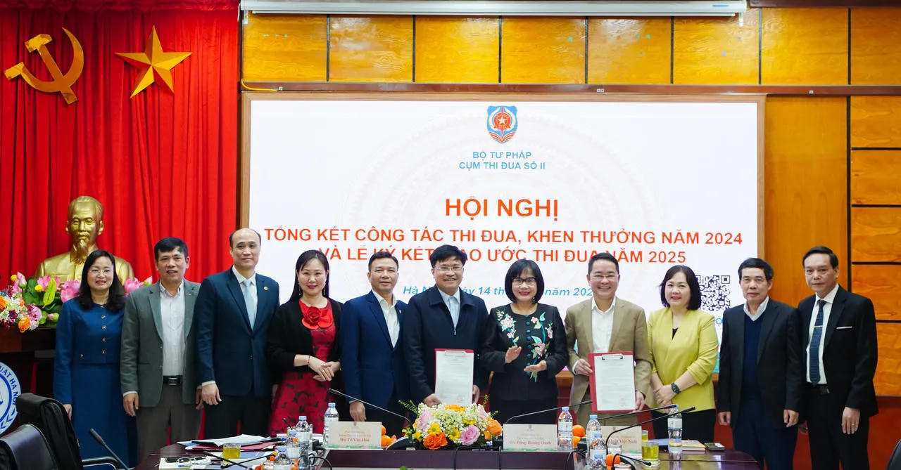 Thứ trưởng Đặng Ho&agrave;ng Oanh c&ugrave;ng đại diện l&atilde;nh đạo c&aacute;c đơn vị của Cụm Thi đua số II chụp ảnh lưu niệm c&ugrave;ng Trưởng, Ph&oacute; Cụm Thi đua số II năm 2025 tại Hội nghị Tổng kết c&ocirc;ng t&aacute;c thi đua, khen thưởng năm 2024 v&agrave; k&yacute; giao ước thi đua năm 2025 - Khối c&aacute;c đơn vị thuộc Bộ ng&agrave;y 14/2/2025.