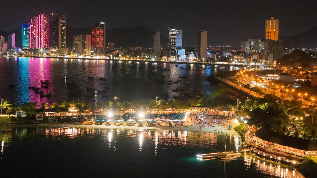 Kh&ocirc;ng gian b&atilde;i tắm biển đ&ecirc;m đầu ti&ecirc;n tại Nha Trang - Kh&aacute;nh H&ograve;a.