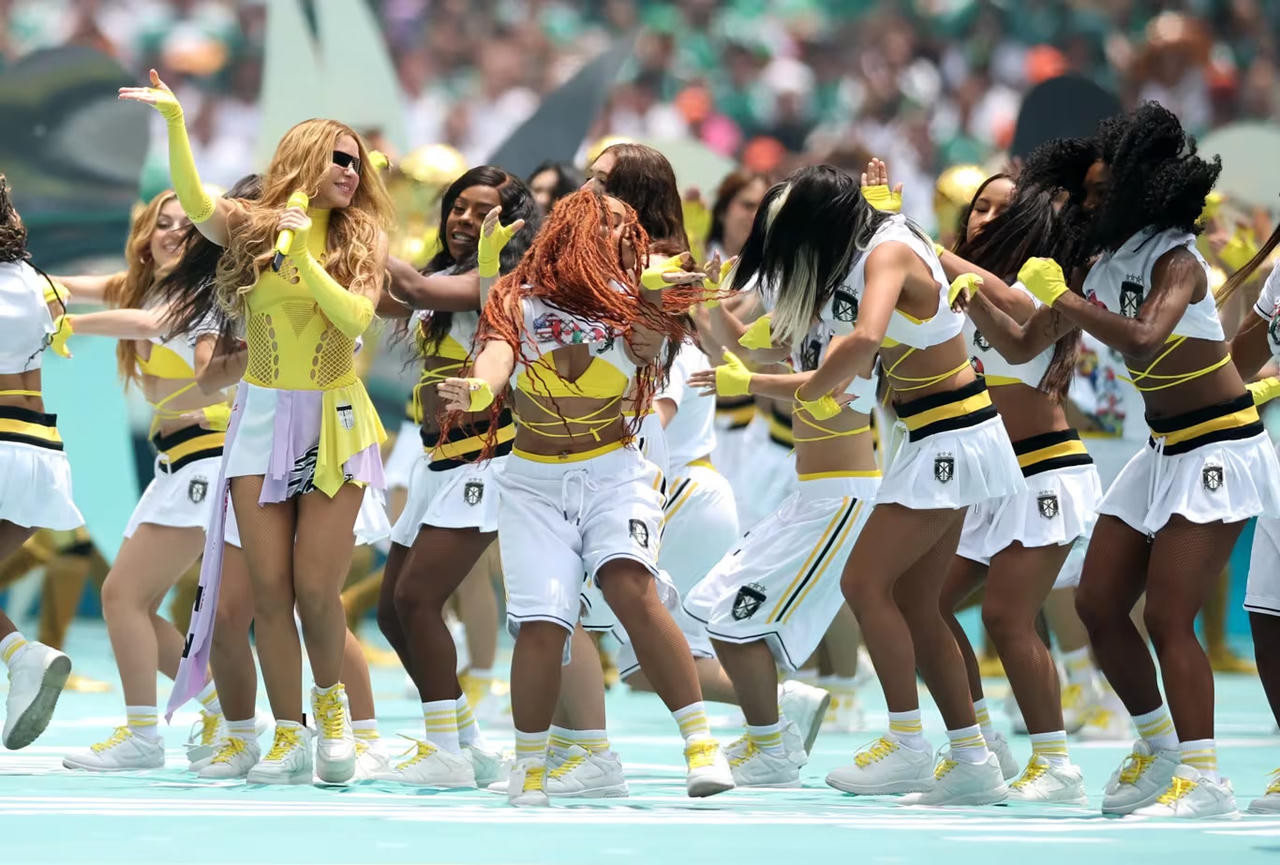 Nữ ca sĩ Shakira  tỏa s&aacute;ng tr&ecirc;n s&acirc;n khấu với phần tr&igrave;nh diễn ca kh&uacute;c ch&iacute;nh thức của World Cup 2026 c&oacute; t&ecirc;n 'Dai Dai'.&nbsp;
