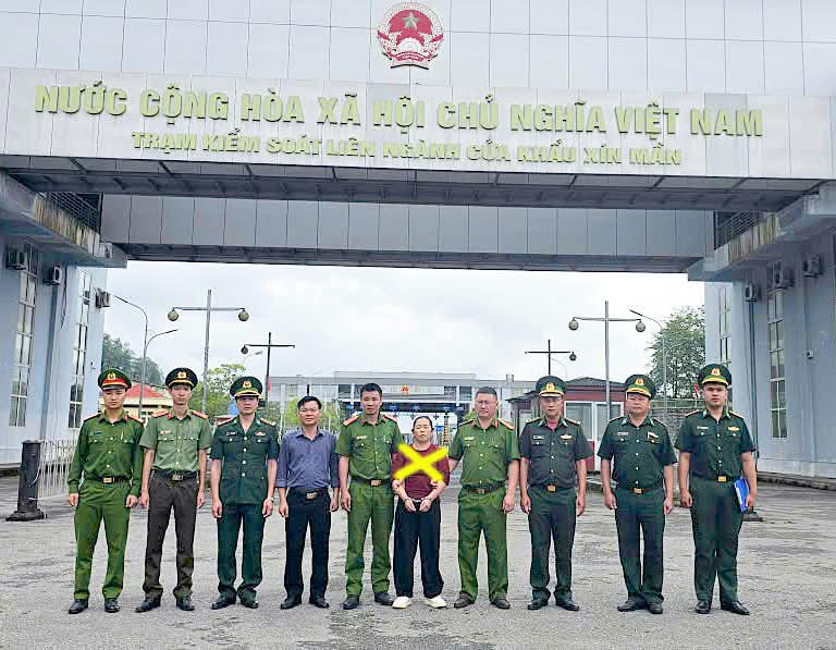 C&ocirc;ng an tỉnh Lai Ch&acirc;u phối hợp với C&ocirc;ng an tỉnh Tuy&ecirc;n Quang bắt giữ S&ugrave;ng Thị So (đ&aacute;nh dấu X v&agrave;ng). Ảnh: CACC.&nbsp;