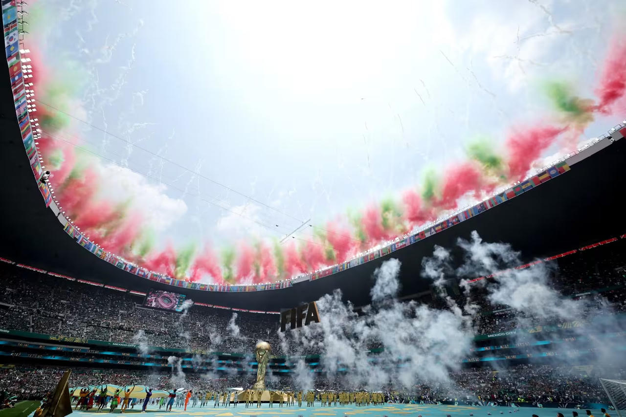 M&agrave;n ph&aacute;o hoa rực rỡ tr&ecirc;n s&acirc;n vận động&nbsp;Azteca.