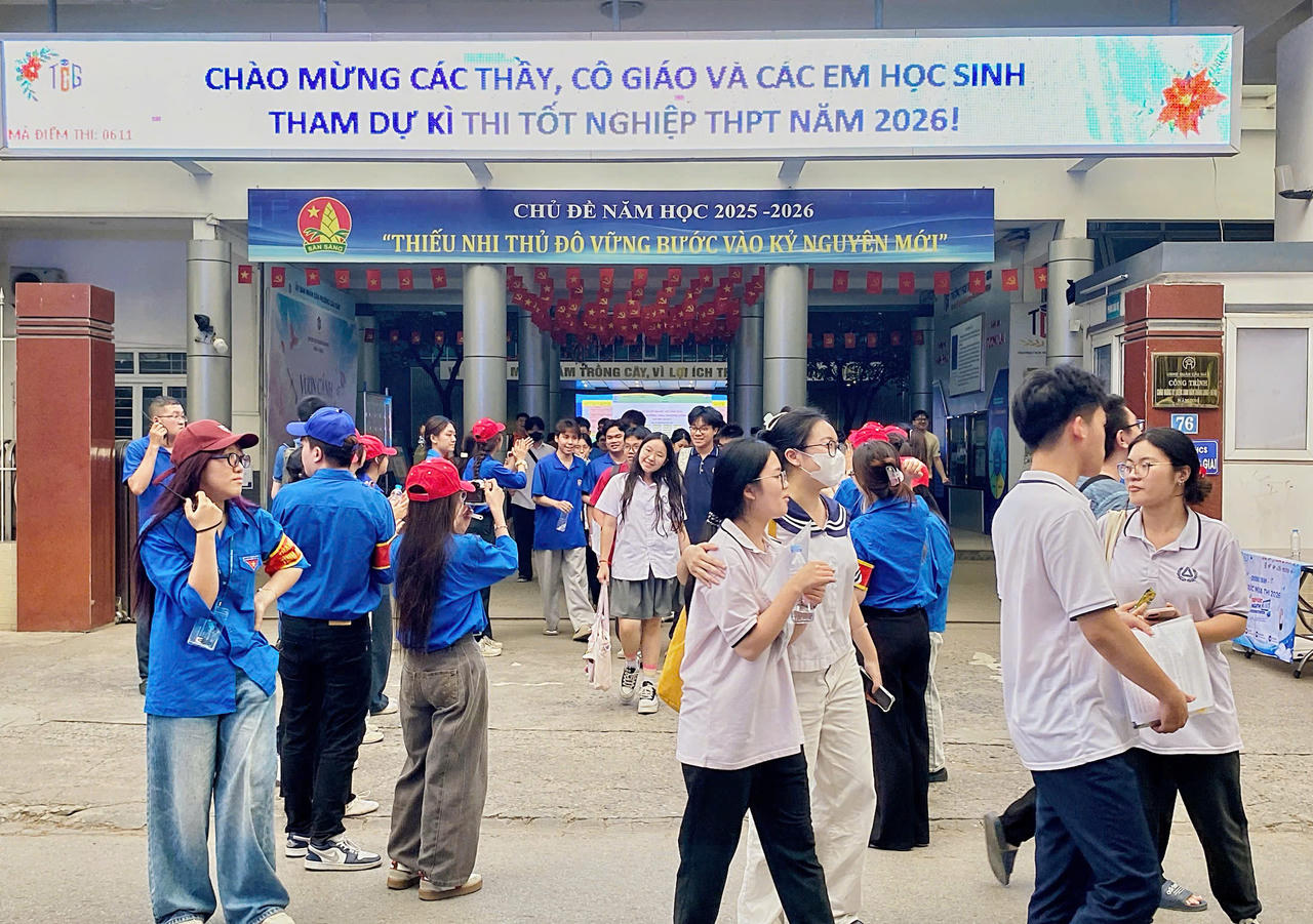 C&aacute;c th&iacute; sinh ở điểm thi THCS Trương C&ocirc;ng Giai (H&agrave; Nội). (Ảnh: PV)