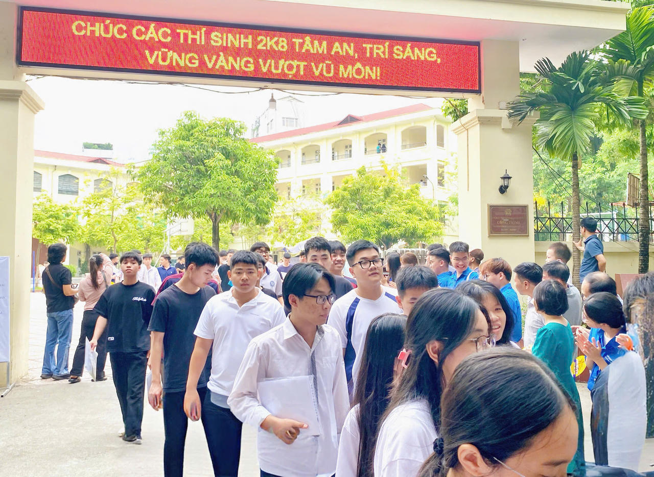 C&aacute;c th&iacute; sinh thở ph&agrave;o nhẹ nh&otilde;m sau hai ng&agrave;y thi căng thẳng. (Ảnh: PV)
