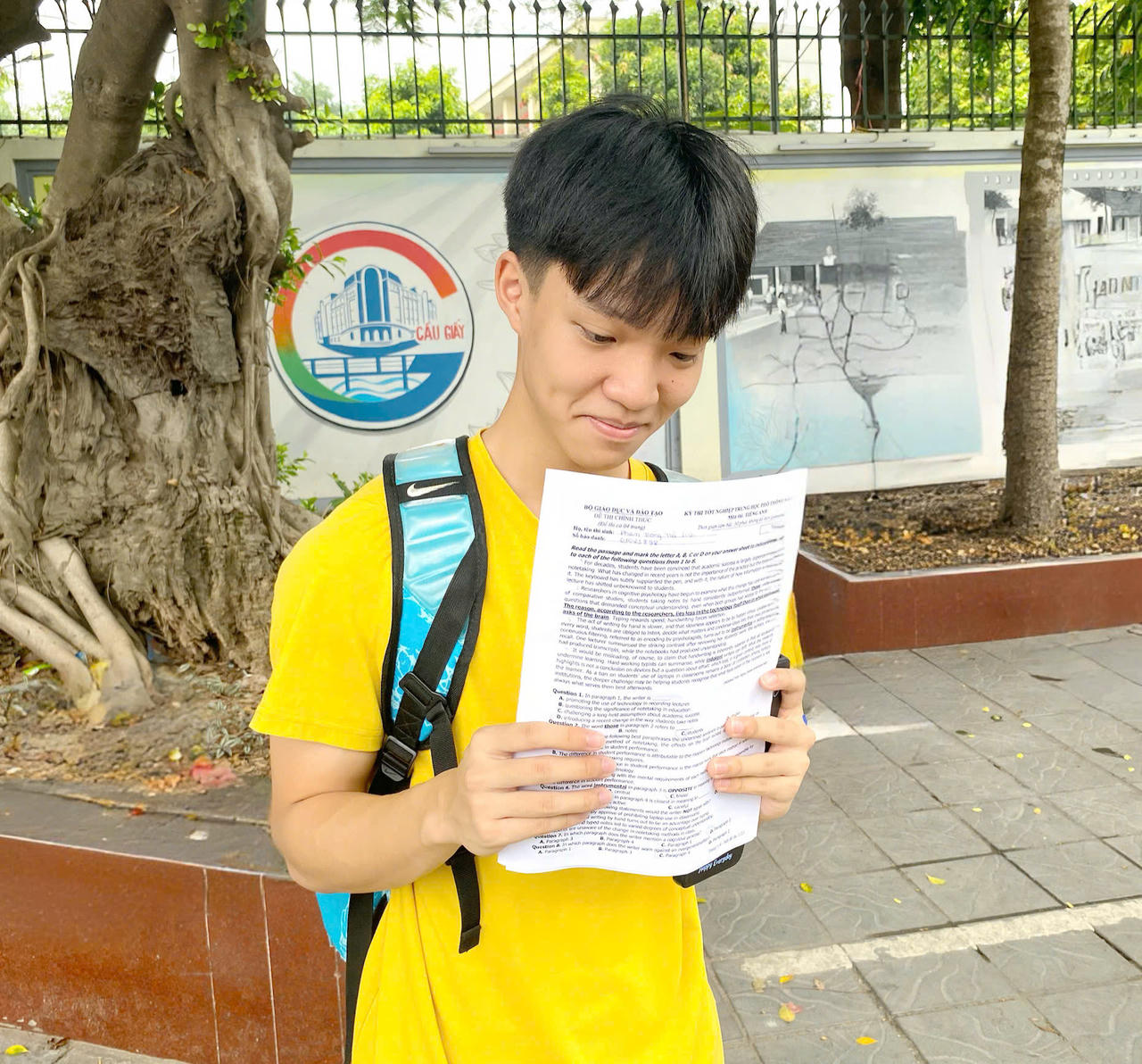 Em Nguyễn Quang Minh, học sinh Trường THCS&amp;amp;THPT Nguyễn Tất Th&agrave;nh nhận x&eacute;t đề Tiếng Anh năm nay tương đối kh&oacute;. (Ảnh: PV)