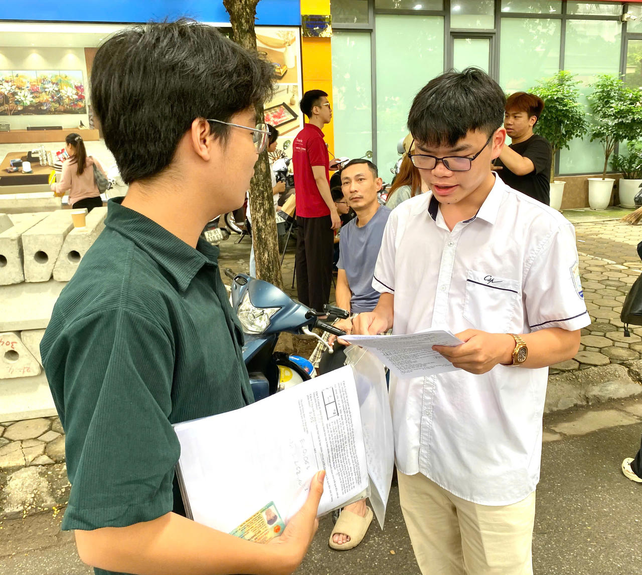 H&igrave;nh ảnh hai th&iacute; sinh đang thảo luận về phần l&agrave;m b&agrave;i của m&igrave;nh. (Ảnh: PV)
