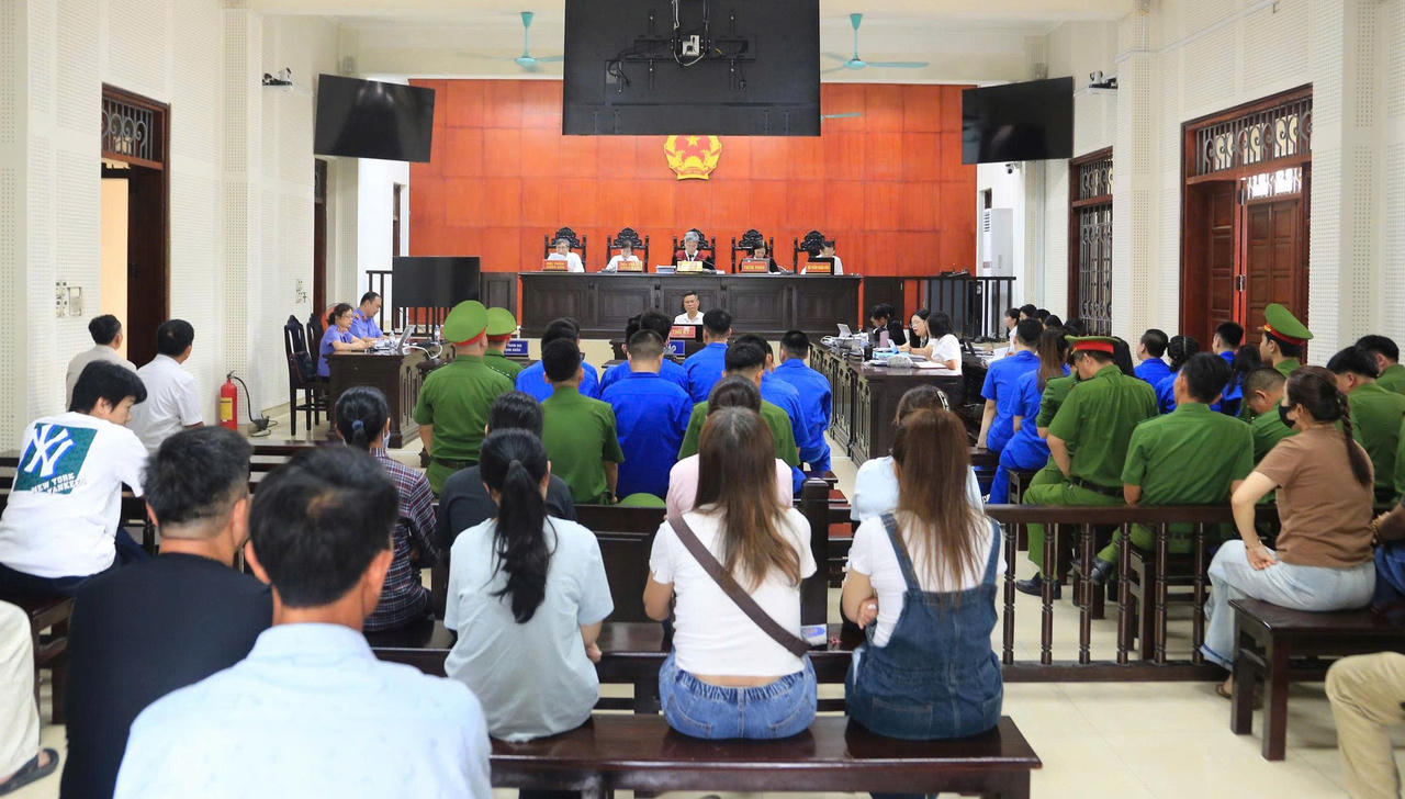 HĐXX tuy&ecirc;n phạt Nguyễn Phi Cơ v&agrave; Nguyễn Duy Mạnh mức &aacute;n tử h&igrave;nh; Nguyễn Tuấn Anh t&ugrave; chung th&acirc;n c&ugrave;ng về tội &ldquo;Mua b&aacute;n tr&aacute;i ph&eacute;p chất ma t&uacute;y&rdquo;.