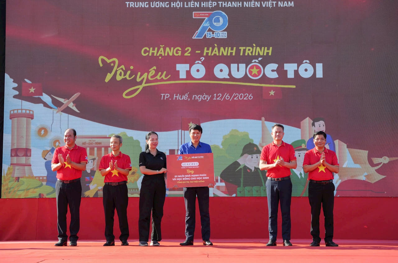 Trung ương Hội Li&ecirc;n hiệp Thanh ni&ecirc;n Việt Nam c&ugrave;ng c&aacute;c đơn vị đồng h&agrave;nh đ&atilde; trao tặng nhiều c&ocirc;ng tr&igrave;nh, phần việc thanh ni&ecirc;n v&agrave; nguồn lực an sinh x&atilde; hội với tổng gi&aacute; trị hơn 700 triệu đồng