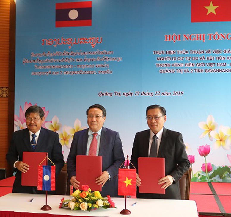 Thực hiện &ldquo;Thỏa thuận giữa Ch&iacute;nh phủ nước CHXHCN Việt Nam v&agrave; Ch&iacute;nh phủ nước CHDCND L&agrave;o về việc giải quyết vấn đề người di cư tự do v&agrave; kết h&ocirc;n kh&ocirc;ng gi&aacute; th&uacute; trong v&ugrave;ng bi&ecirc;n giới 2 nước&rdquo;, năm 2019, 3 tỉnh Quảng Trị - Salavan - Savannakhet đ&atilde; k&yacute; Bi&ecirc;n bản phối hợp ph&ograve;ng ngừa, hạn chế t&igrave;nh trạng di cư tự do v&agrave; kết h&ocirc;n kh&ocirc;ng gi&aacute; th&uacute; ph&aacute;t sinh mới trong v&ugrave;ng bi&ecirc;n giới đi qua địa phận 3 tỉnh. (Ảnh: VGP)