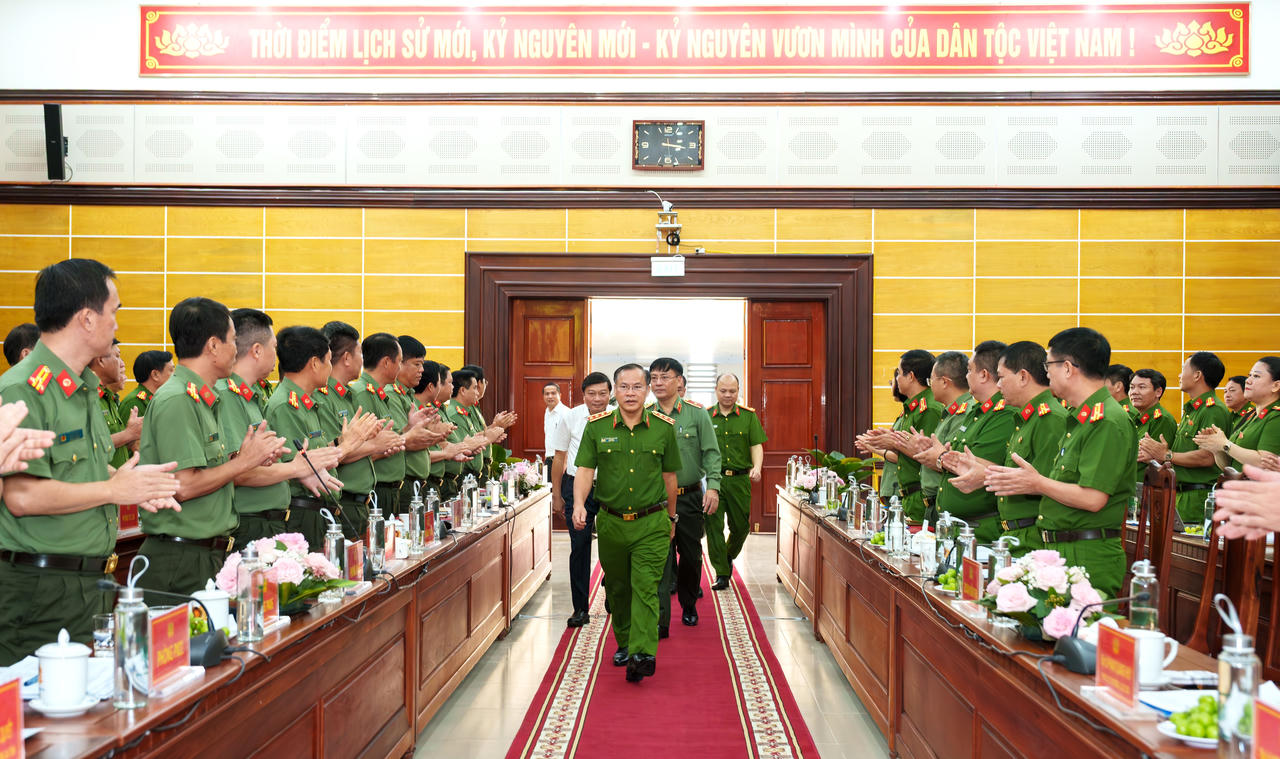 Thượng tướng Nguyễn Văn Long, Ủy vi&ecirc;n Trung ương Đảng, Thứ trưởng Bộ C&ocirc;ng an c&ugrave;ng Đo&agrave;n c&ocirc;ng t&aacute;c đến l&agrave;m việc tại C&ocirc;ng an tỉnh Quảng Trị.