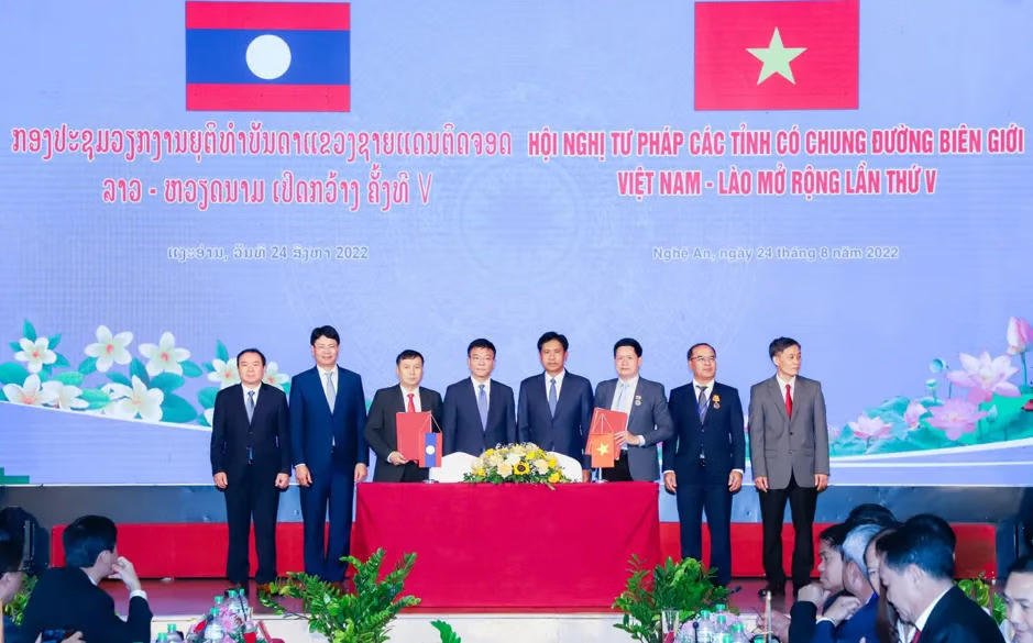 L&atilde;nh đạo Bộ Tư ph&aacute;p Việt Nam v&agrave; Bộ Tư ph&aacute;p L&agrave;o k&yacute; kết tại Hội nghị Tư ph&aacute;p c&aacute;c tỉnh c&oacute; chung đường bi&ecirc;n giới Việt Nam - L&agrave;o lần V năm 2022. Thứ trưởng Nguyễn Thanh Tịnh đứng thứ 2 từ tr&aacute;i qua.