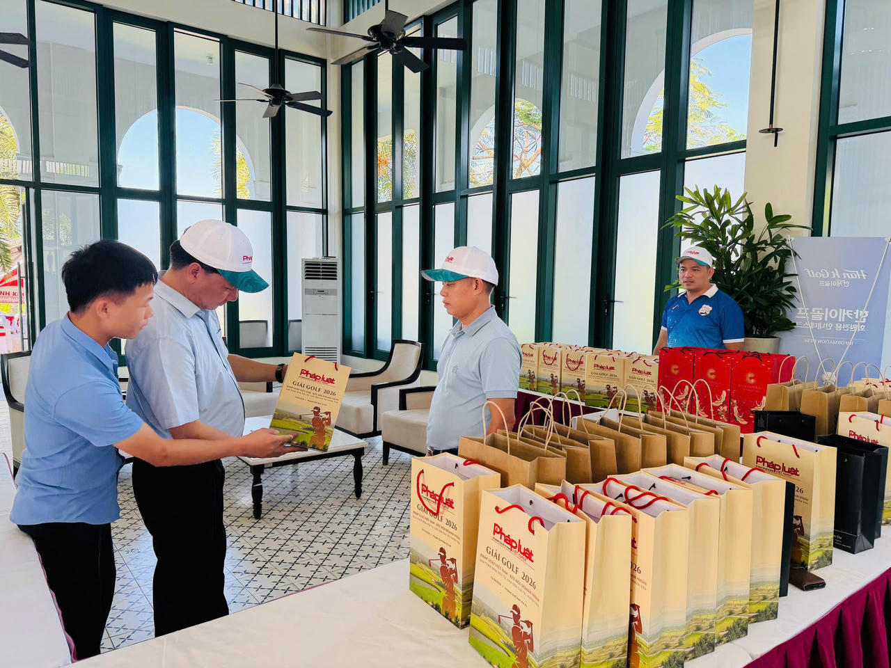 Ngay từ h&ocirc;m qua, c&ocirc;ng t&aacute;c chuẩn bị đ&atilde; triển khai chu đ&aacute;o, tạo kh&ocirc;ng kh&iacute; s&ocirc;i động trước ng&agrave;y tranh t&agrave;i ch&iacute;nh thức.