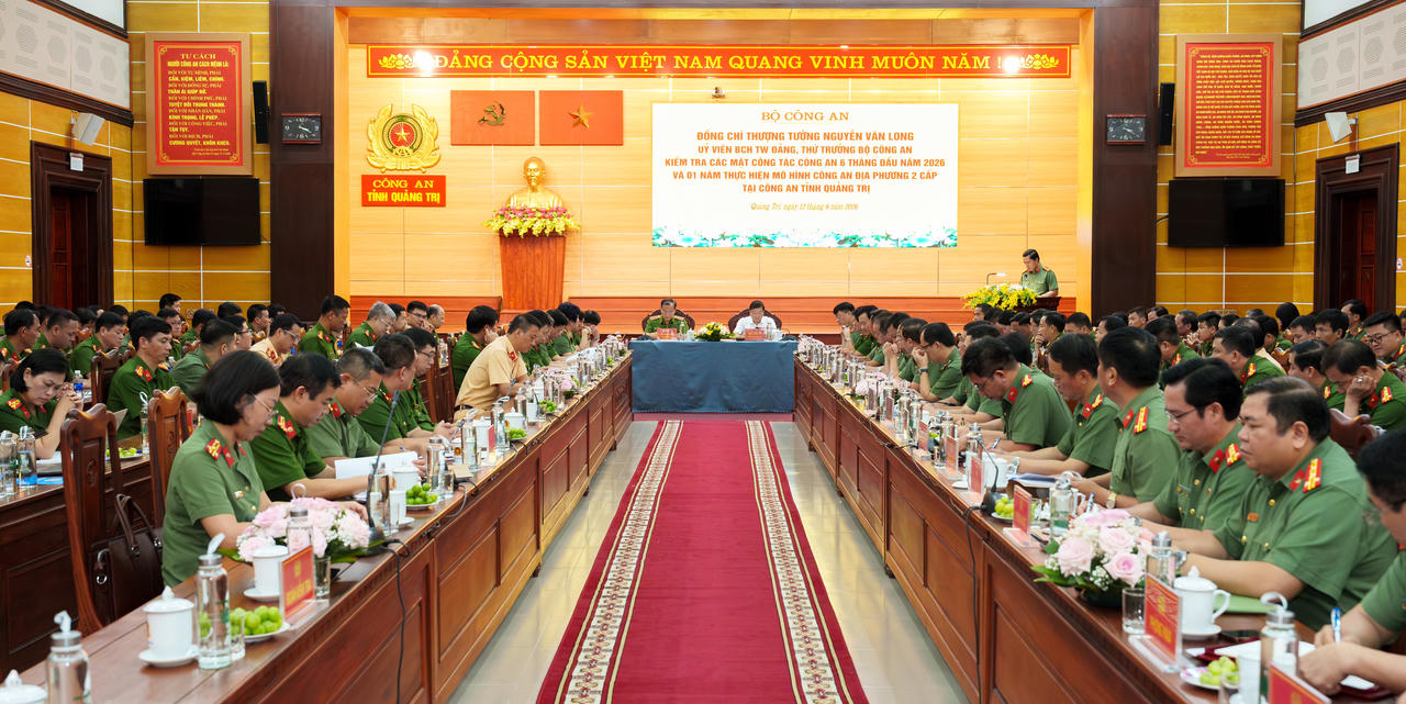 Quang cảnh buổi l&agrave;m việc.