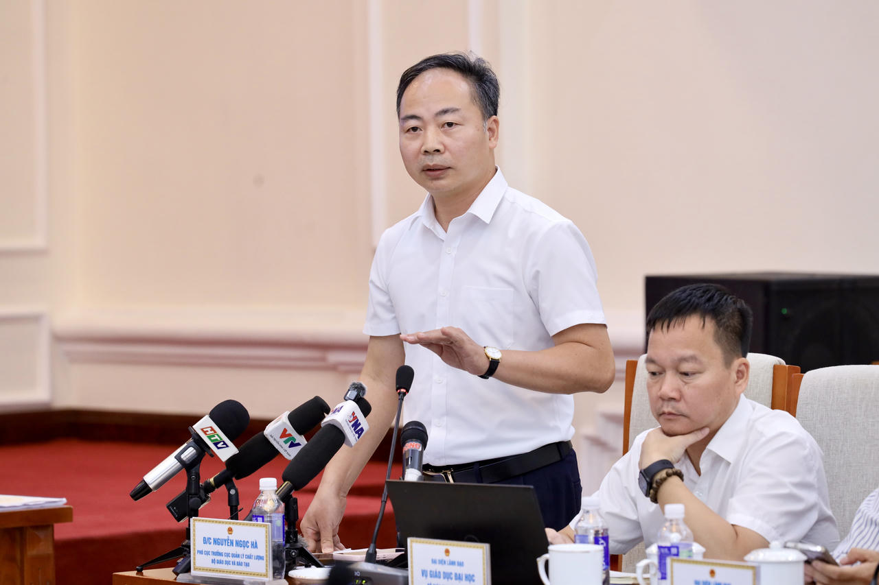 GS Nguyễn Ngọc H&agrave; - Ph&oacute; Cục trưởng Cục Quản l&yacute; chất lượng (Bộ GD&amp;amp;ĐT) trả lời những c&acirc;u hỏi về đề thi m&ocirc;n Ngữ văn. (Ảnh: MOET)