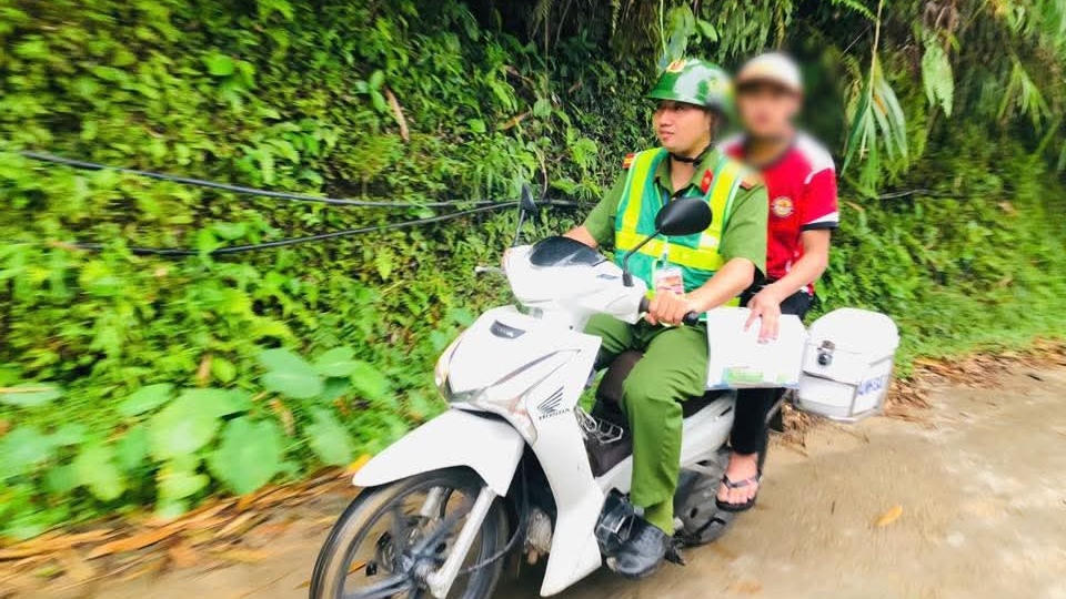 Th&iacute; sinh hỏng xe giữa đường được C&ocirc;ng an x&atilde; kịp thời tới đ&oacute;n. Ảnh: CACC.&nbsp;