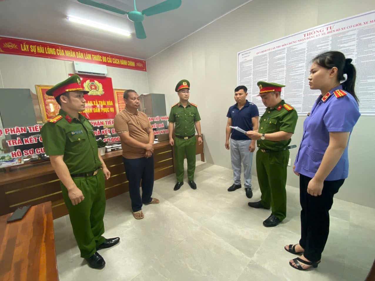 Cơ quan chức năng c&ocirc;ng bố quyết định tố tụng. Ảnh: CACC.&nbsp;