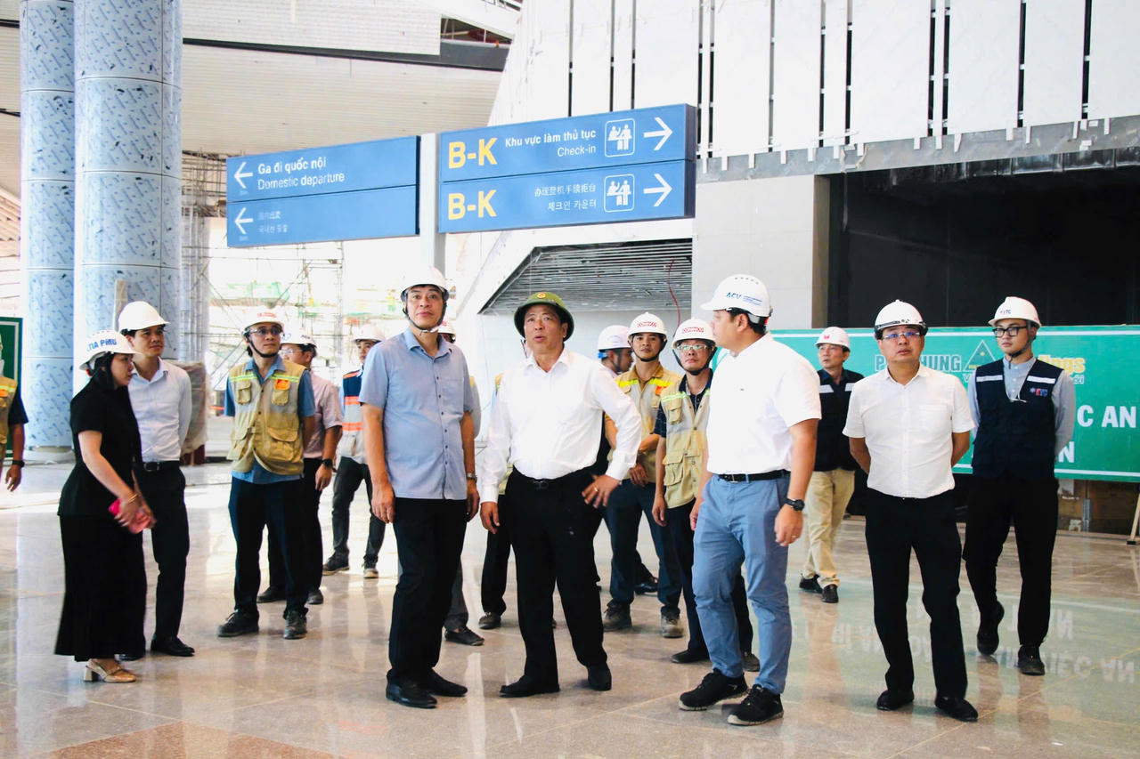 Bộ trưởng Bộ X&acirc;y dựng Trần Hồng Minh c&ugrave;ng đo&agrave;n c&ocirc;ng t&aacute;c kiểm tra thực tế tiến độ thi c&ocirc;ng s&acirc;n bay Long Th&agrave;nh ng&agrave;y 13/6.