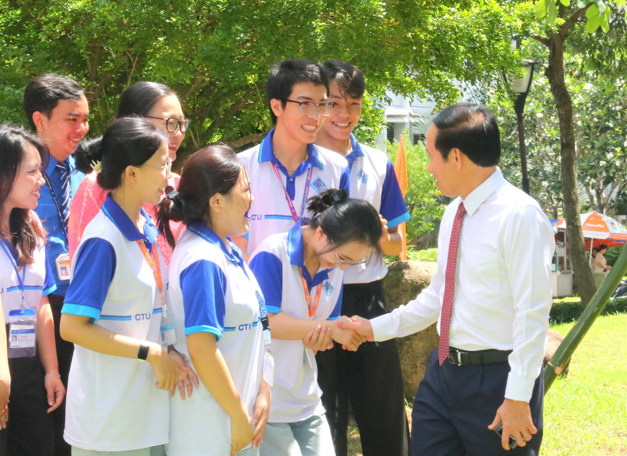 Ph&oacute; Thủ tướng L&ecirc; Tiến Ch&acirc;u bắt tay động vi&ecirc;n, thăm hỏi sinh vi&ecirc;n Đại học Cần Thơ