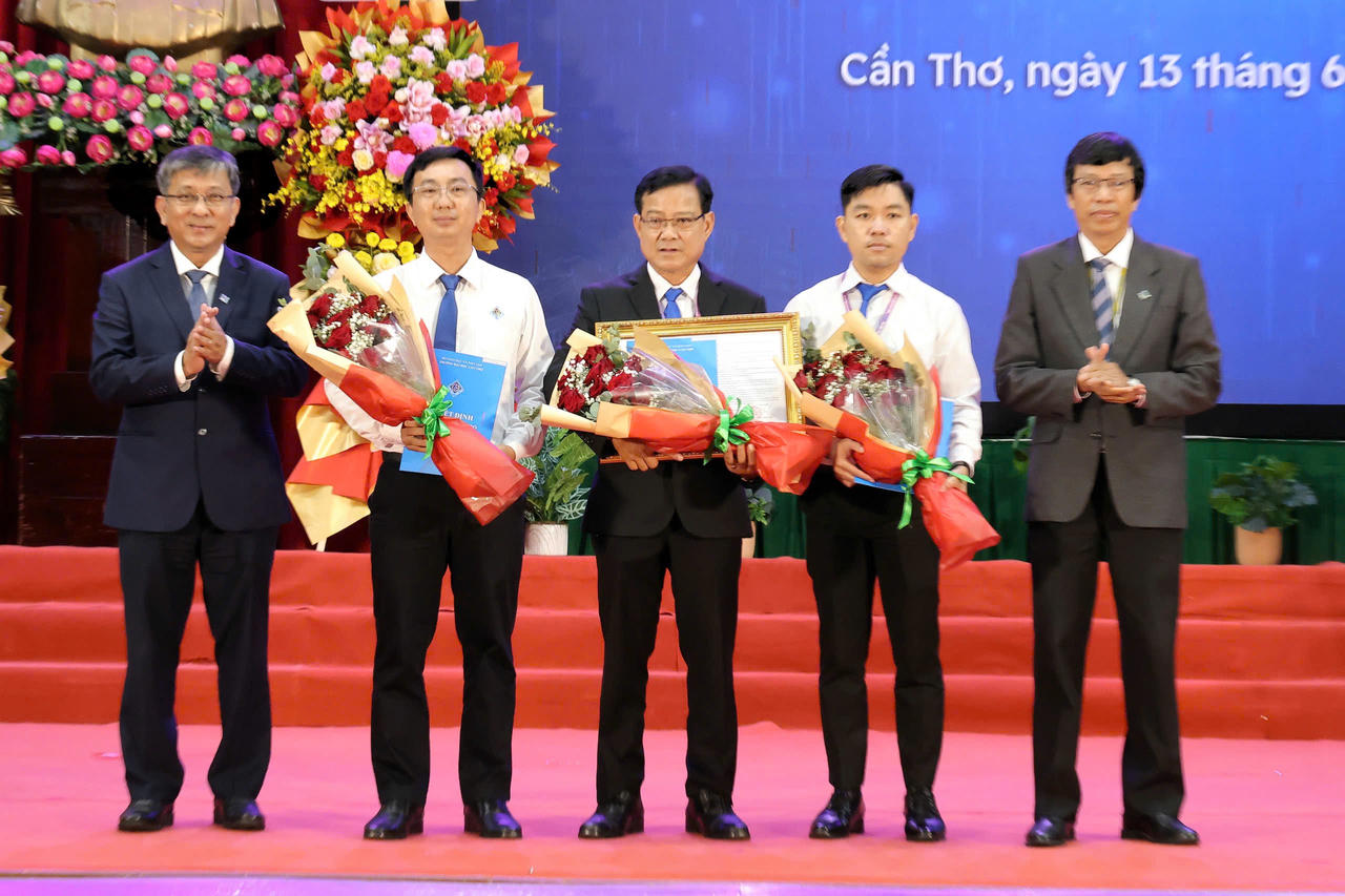 &Ocirc;ng Trần Trung T&iacute;nh &ndash; Gi&aacute;m đốc Đại học Cần Thơ trao quyết định th&agrave;nh lập Trung t&acirc;m Bồi dưỡng kiến thức ph&aacute;p luật v&agrave; bổ trợ tư ph&aacute;p Đại học Cần Thơ