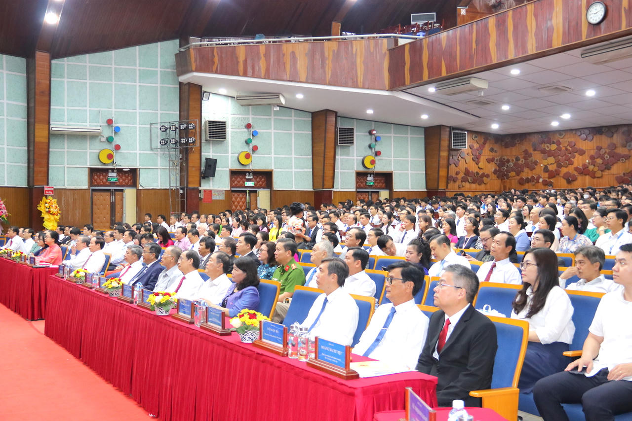 Đ&ocirc;ng đảo l&atilde;nh đạo, đại biểu tham dự lễ