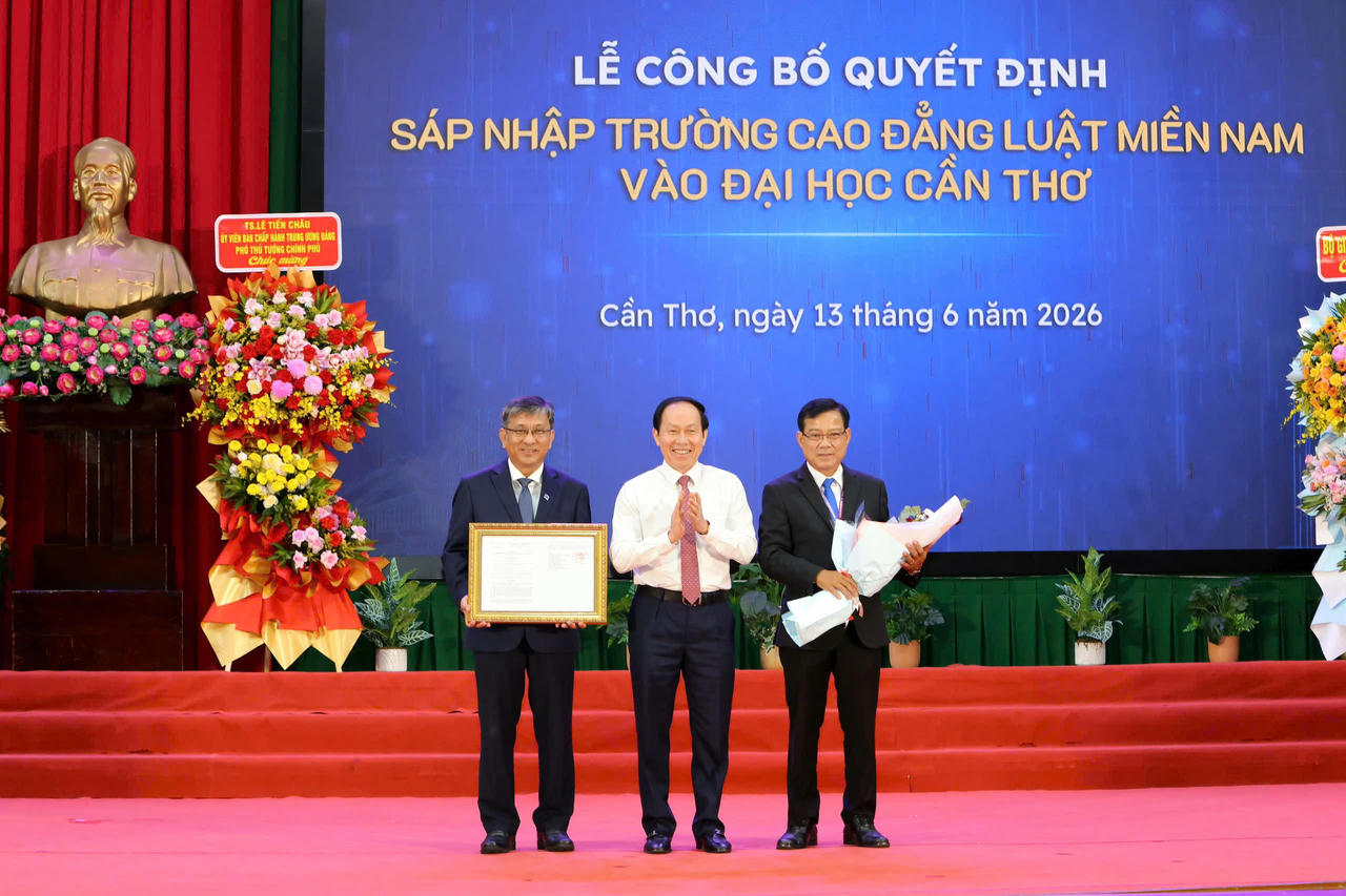 Ph&oacute; Thủ tướng L&ecirc; Tiến Ch&acirc;u trao quyết định của Thủ tướng Ch&iacute;nh phủ về việc s&aacute;p nhập Trường Cao đẳng Luật miền Nam (thuộc Bộ Tư ph&aacute;p) v&agrave;o Đại học Cần Thơ (thuộc Bộ GD&amp;amp;ĐT).