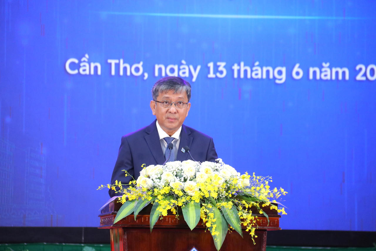 &Ocirc;ng Trần Trung T&iacute;nh - Gi&aacute;m đốc Đại học Cần Thơ ph&aacute;t biểu tại buổi lễ