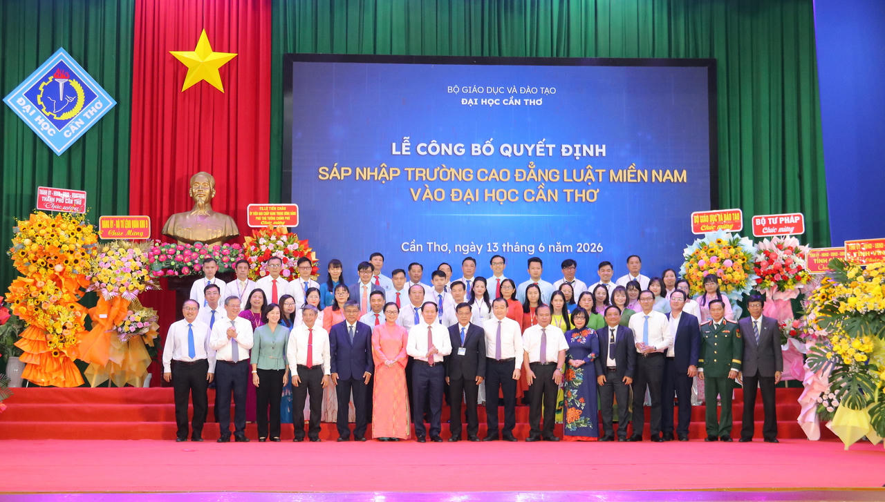 Ph&oacute; Thủ tướng L&ecirc; Tiến Ch&acirc;u chụp h&igrave;nh lưu niệm với Đại học Cần Thơ